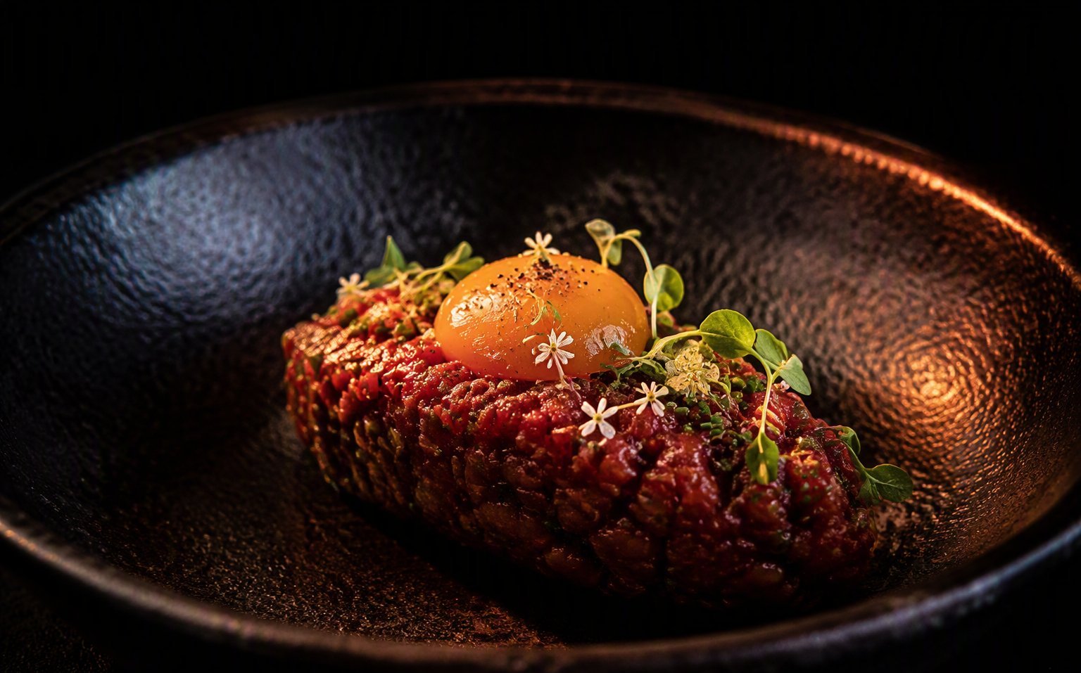 Tartare de bœuf, jaune d'œuf fumé — démonstration